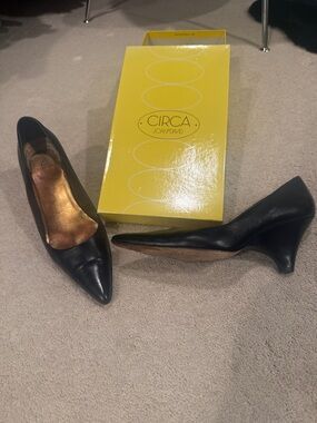 Joan & David Black Pointed-Toe wedges